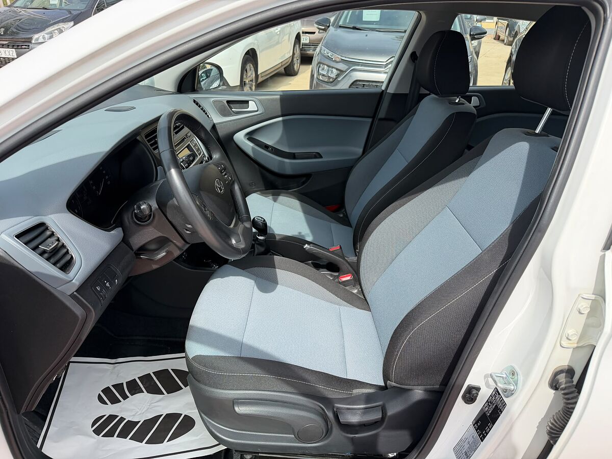 HYUNDAI I20 ACTIVE 1.2 PETROL SPANISH LHD IN SPAIN ONLY 21000 MILES SUPERB 2017